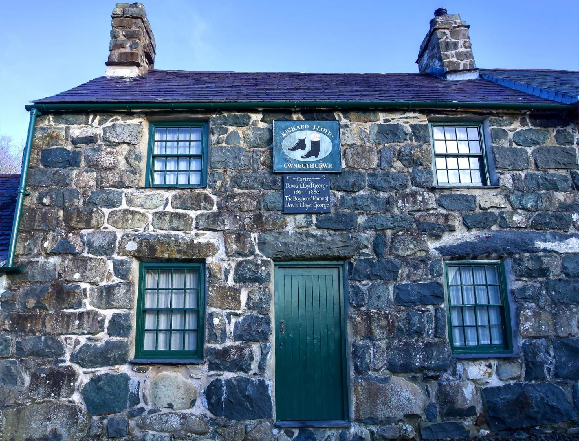 Glan Y Mor, Sleeps 20, 8 Bedrooms, 8 Bathrooms, Seafront, คริกเคียธ ภายนอก รูปภาพ